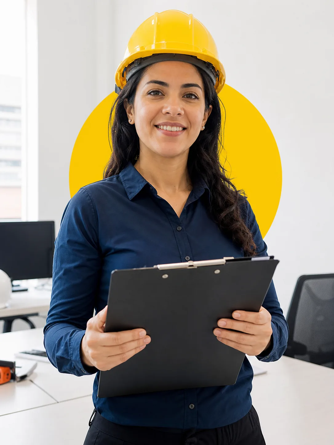 Profissional de SST com capacete e prancheta em atendimento